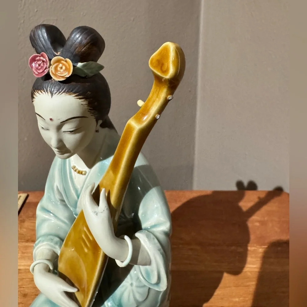 Seated Japanese Geisha Girl Playing the Pipa Hand Painted Porcelain Figurine 🏯